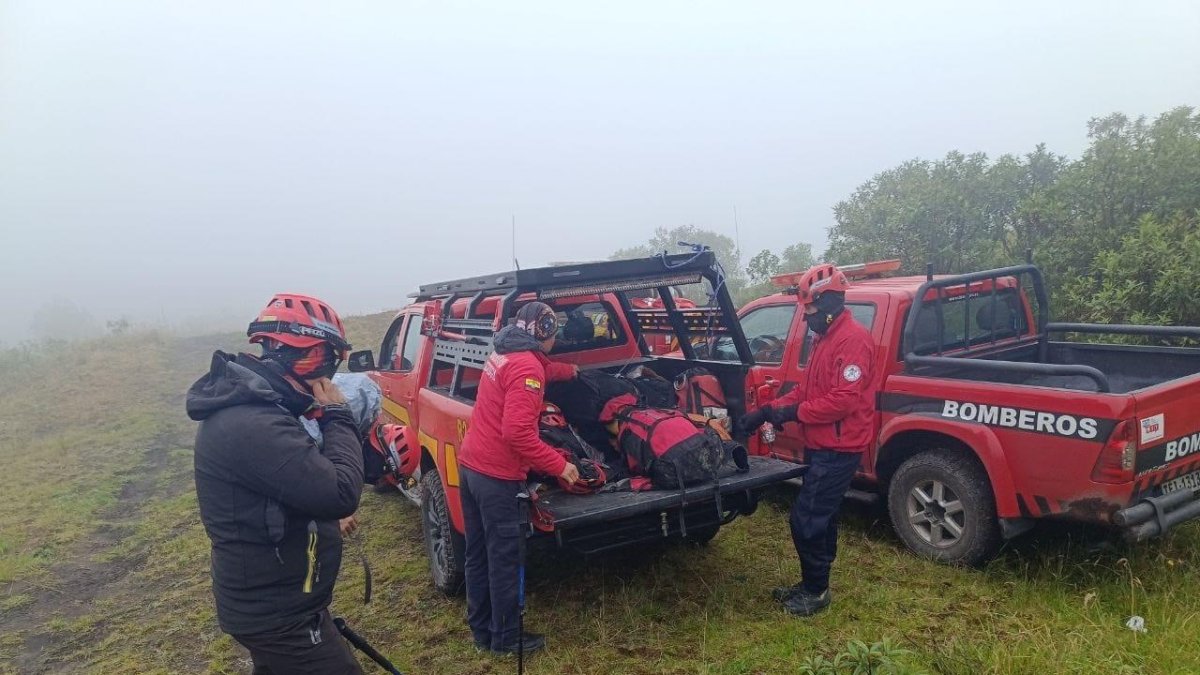 En la noche los bomberos de Latacunga participaron en la búsqueda del niño de 7 años.