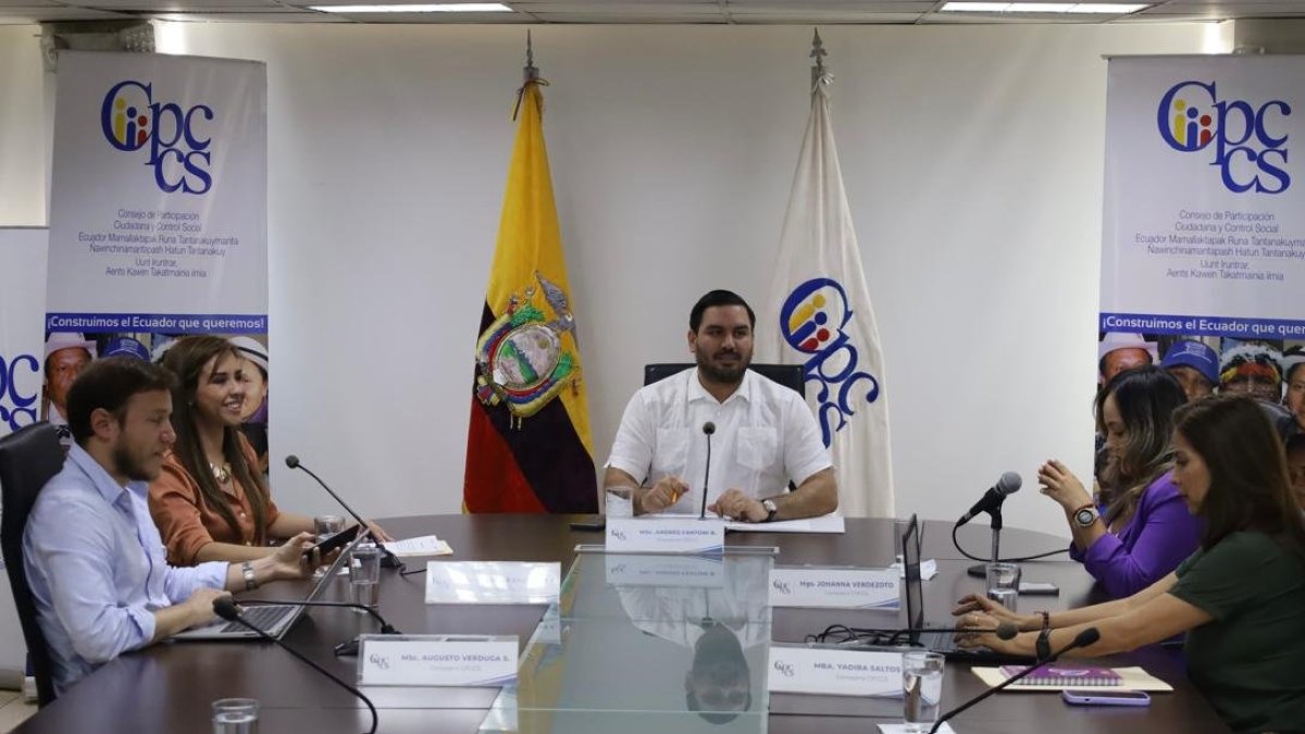 Andrés Fantoni y otros miembros del CPCCS tomaron la decisión. 