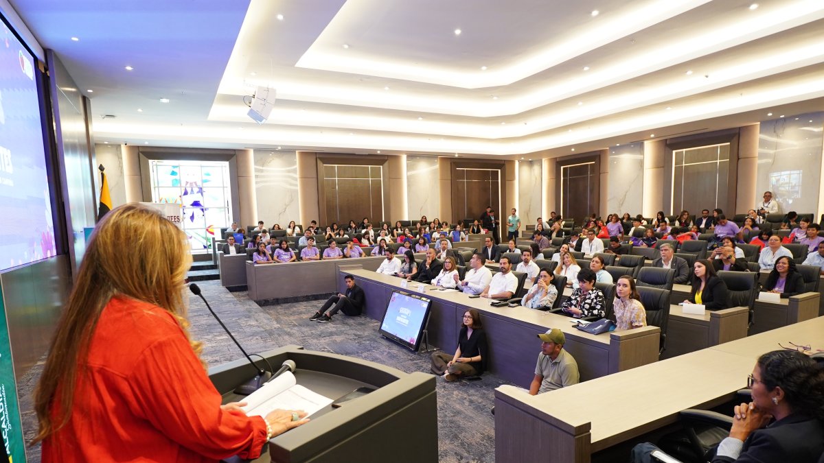 Escena. La campaña social recaudó más de 54.000 latas de alimentos.