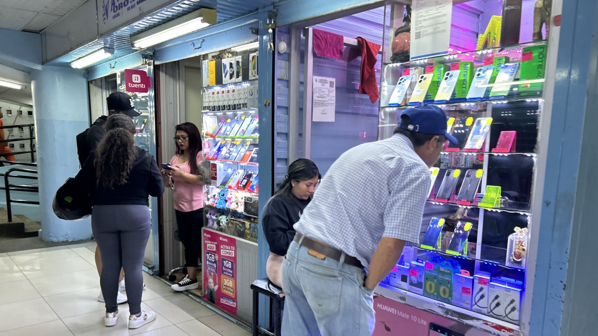 Quejas ciudadanas sobre la venta de artículos de dudosa procedencia en el Centro Comercial Montúfar son continuas.