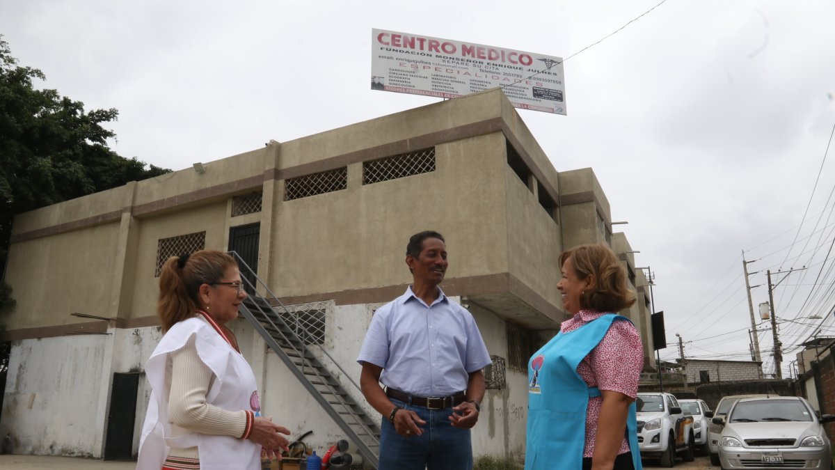 Marlene Pacheco, Javier Ormaza y Nancy Payo son los voluntarios que dirigen la fundación. A sus espaldas, el centro médico de la institución sin fines de lucro.