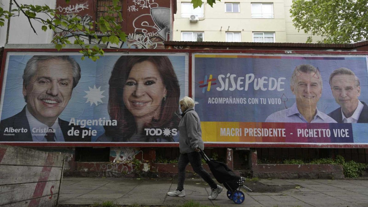 Un cartel aparece en la ciudad de Buenos Aires, en los días posteriores al triunfo en la urnas de Alberto Fernandez, en 2019.