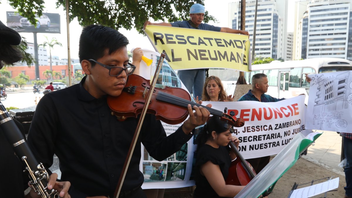 Con música, así protestan los estudiantes del Conservatorio que lleva siete años desatendido.