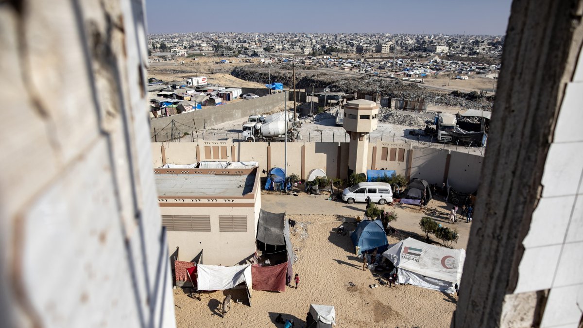Los palestinos instalaron tiendas de campaña en el patio de la prisión central de Asdaa, convertida en refugio para desplazados internos, en el sur de la Franja de Gaza.