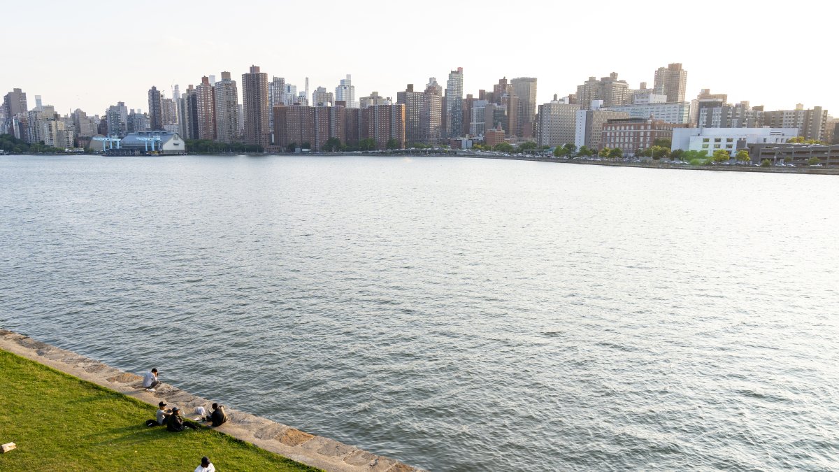 Nueva York. Inmigrantes a la orilla del Harlem River frente a Manhattan.