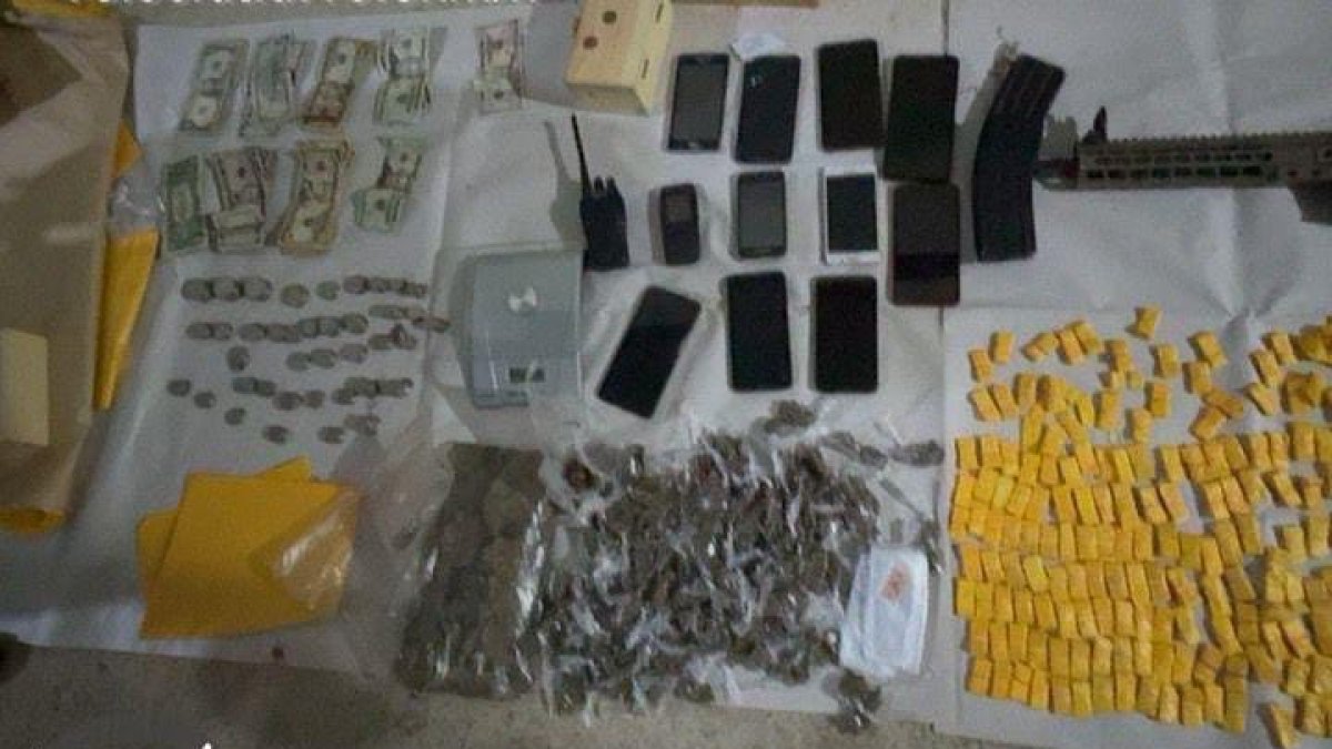 Evidencia encontrada en el operativo dado en Tenguel. Se trata de el grupo criminal Los Lobos.