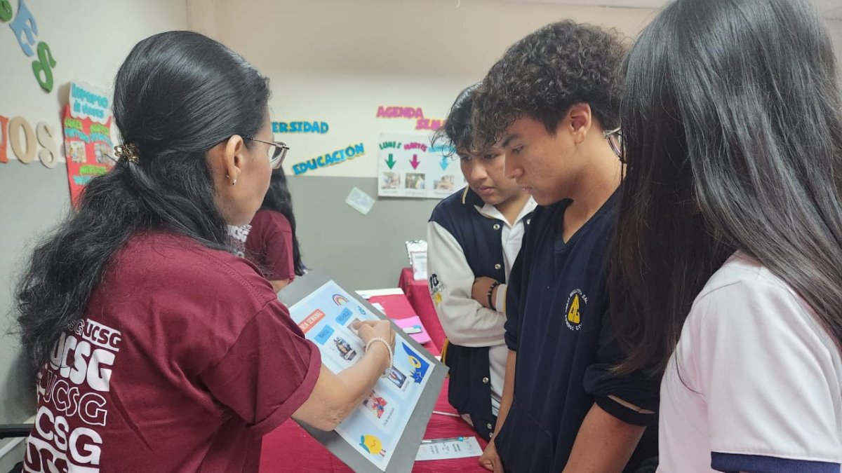 Estudiantes. Observaron exposiciones de diversas carreras en la feria.