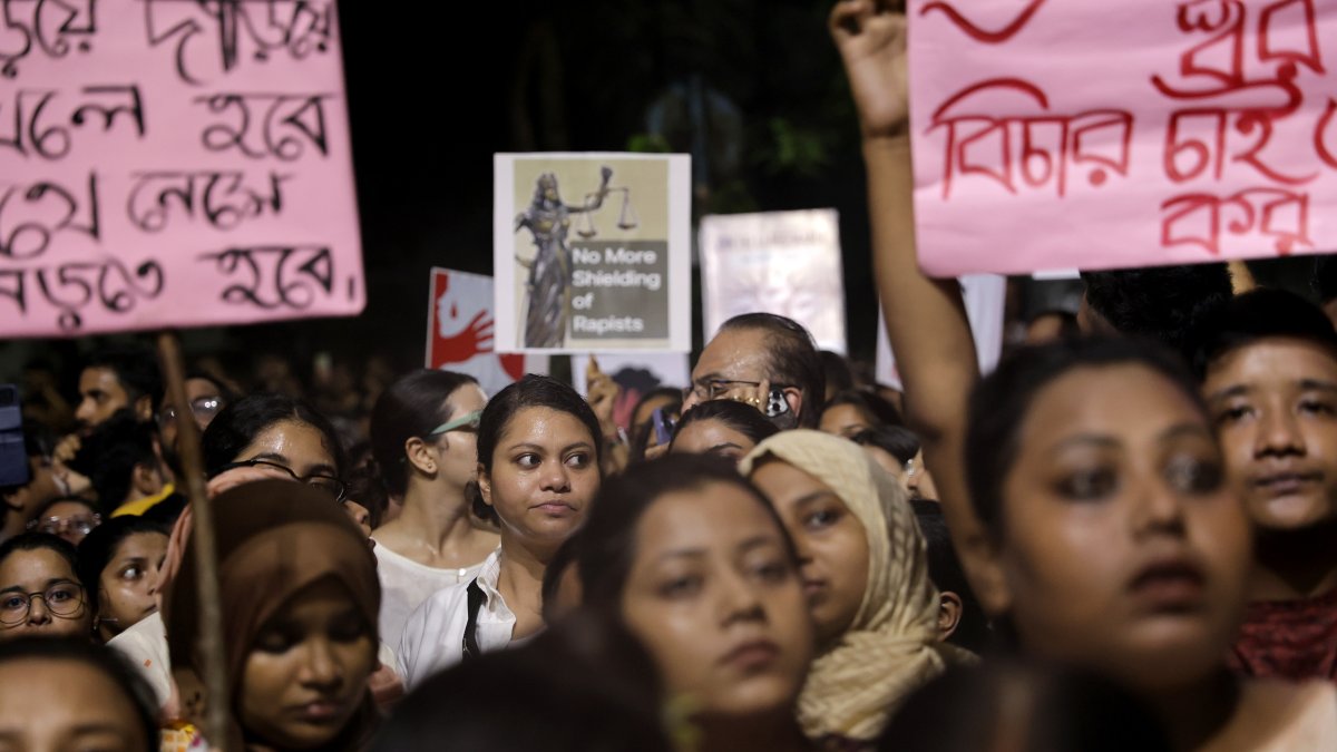 Ciudadanos de Calcuta gritan consignas contra el gobierno mientras asisten a una protesta masiva por un incidente de violación y asesinato.