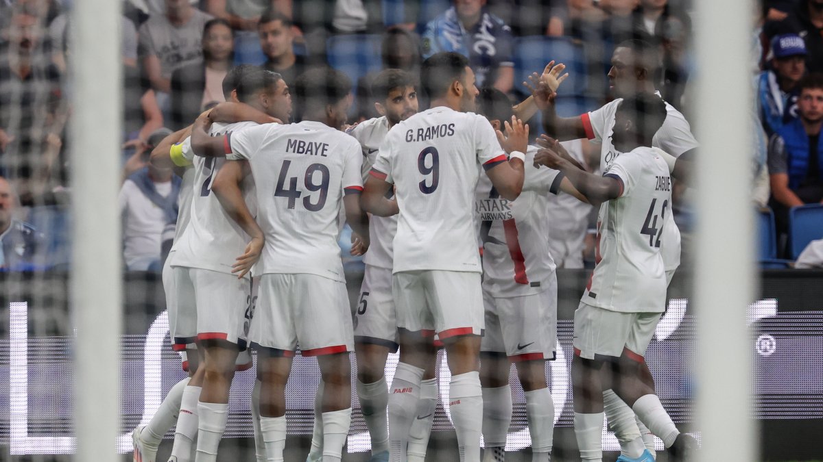El ecuatoriano Willian Pacho (d) en el festejo con sus compañeros del PSG en el gol al minuto 3 del cotejo en desarrollo.
