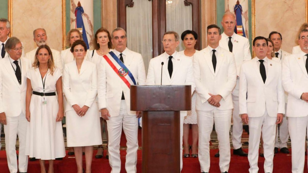 Postura. Los diplomáticos de diferentes naciones se vistieron de blanco para realizar el pronunicamiento sobre Venezuela.