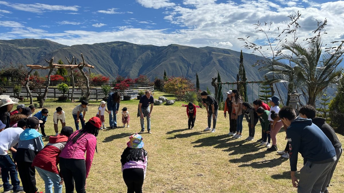 Pablo Arenas. El grupo de niños se reúne para una actividad al aire libre.