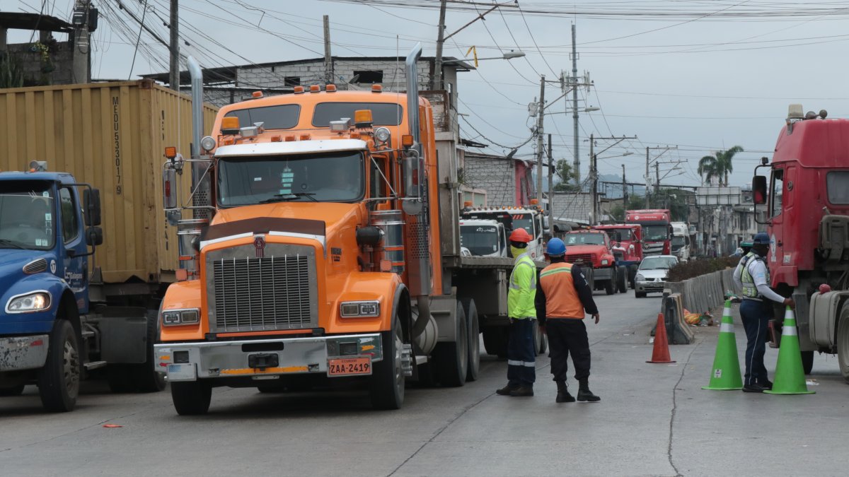 Trabajo. La labor en el exterior del terminal portuario de Guayaquil se extiende por las horas de espera.