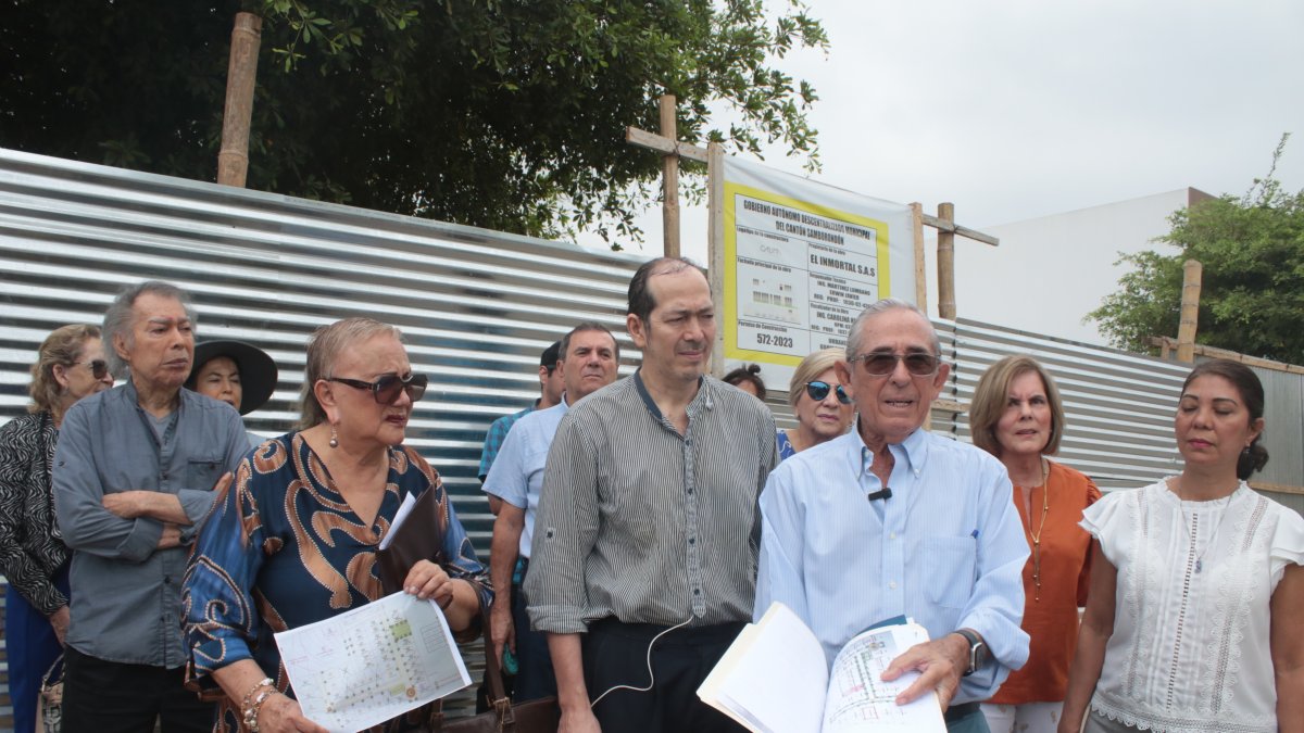 El terreno. Los denunciantes, con documentos en mano, se juntaron para expresar su rechazo a la construcción. Argumentan que su llegada perjudicaría a la comunidad.