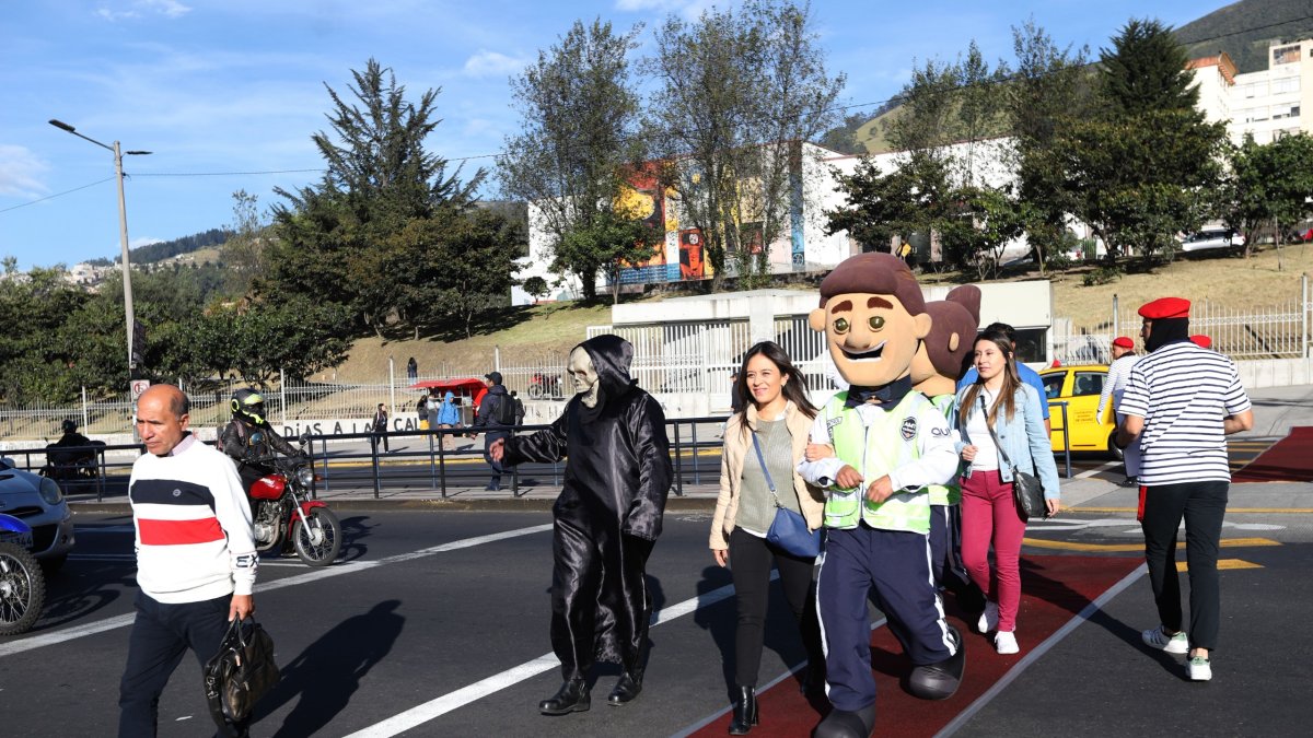 En la avenida América y Marchena, en el sector de la Universidad Central, se colocó una alfombra roja.