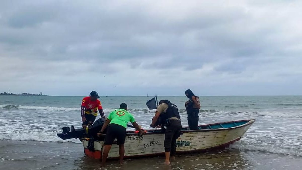 Playas. Los pescadores esperan que el aguaje no sea tan fuerte.