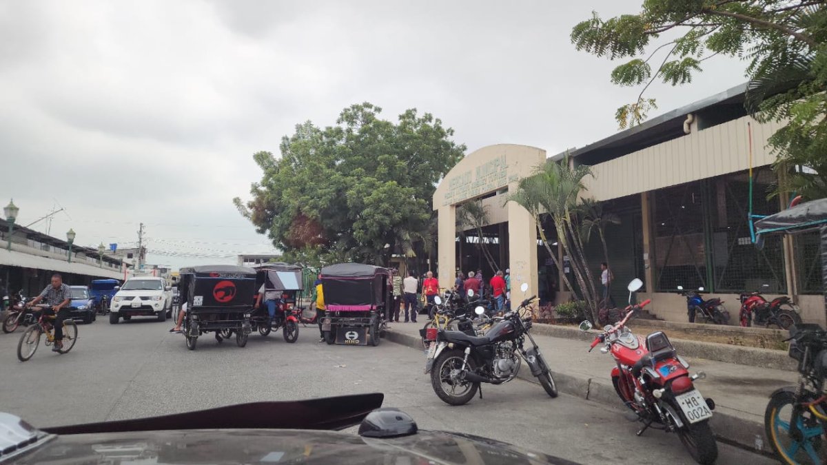 Caso. El mercado fue cerrado mientras policías realizaban las pericias.