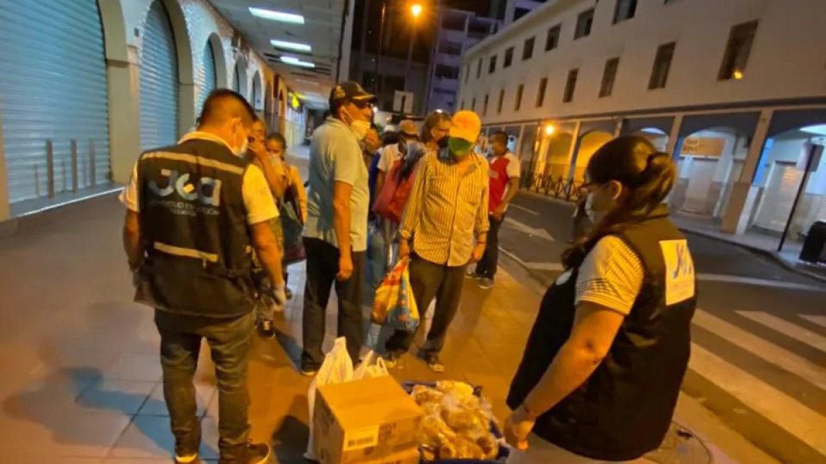 Grupo. Voluntarios recorren la ciudad y entregan víveres.