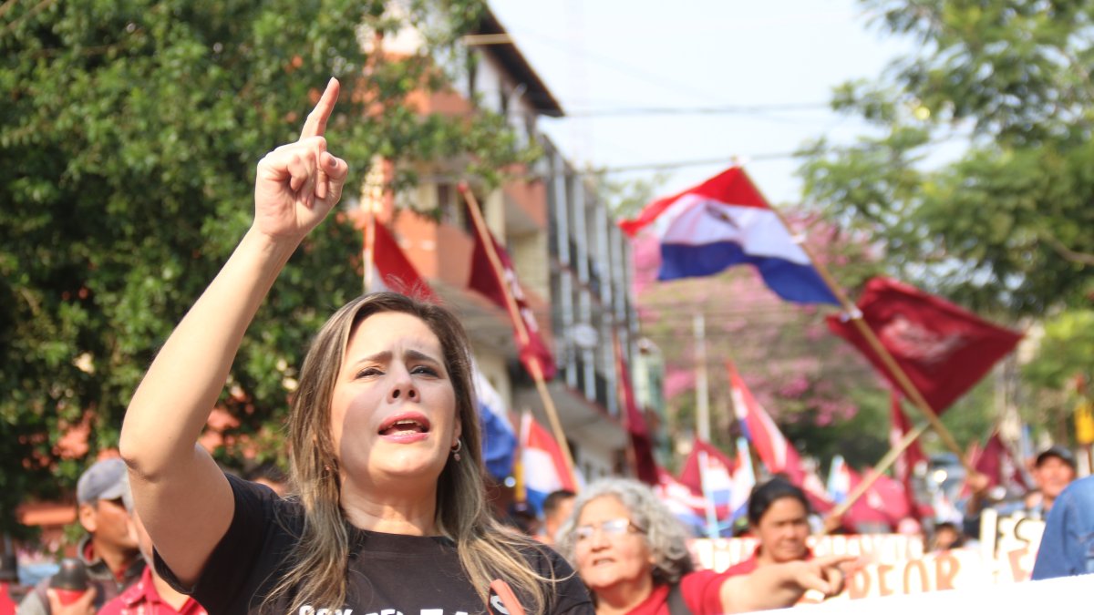 Kattya González, exsenadora opositora de Paraguay, participa en una manifestación convocada por el Partido Paraguay Pyahura (PPP) este jueves, en Asunción (Paraguay).