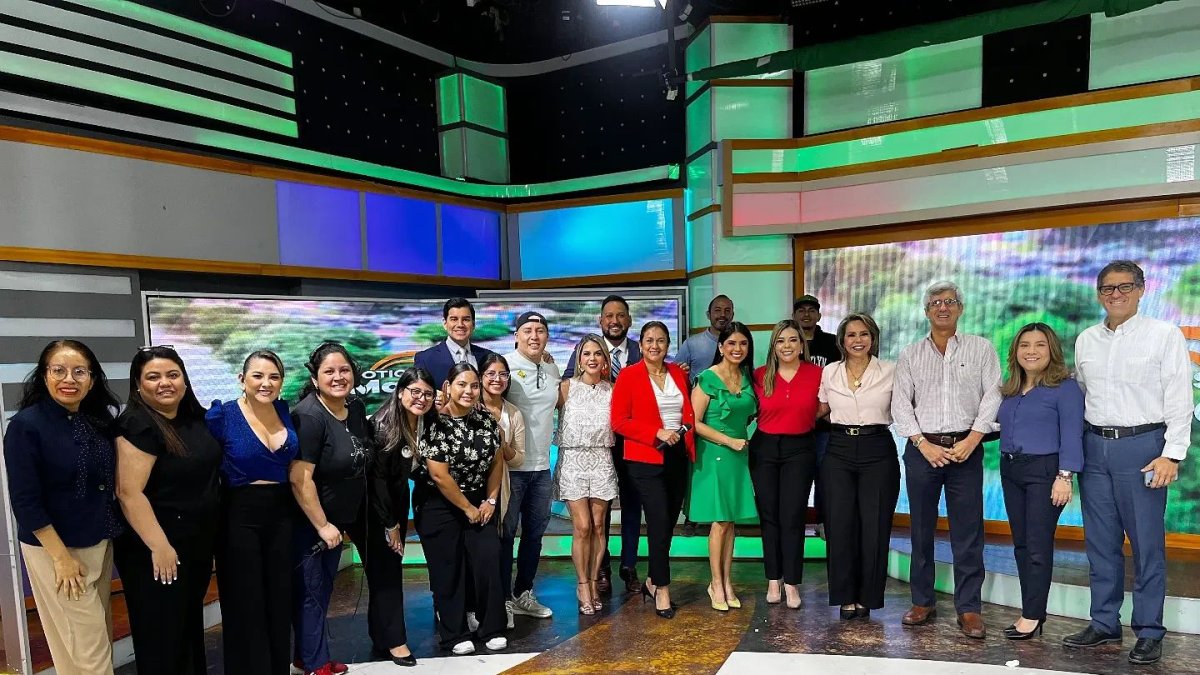 Luisa Delgadillo con sus excompañeros.