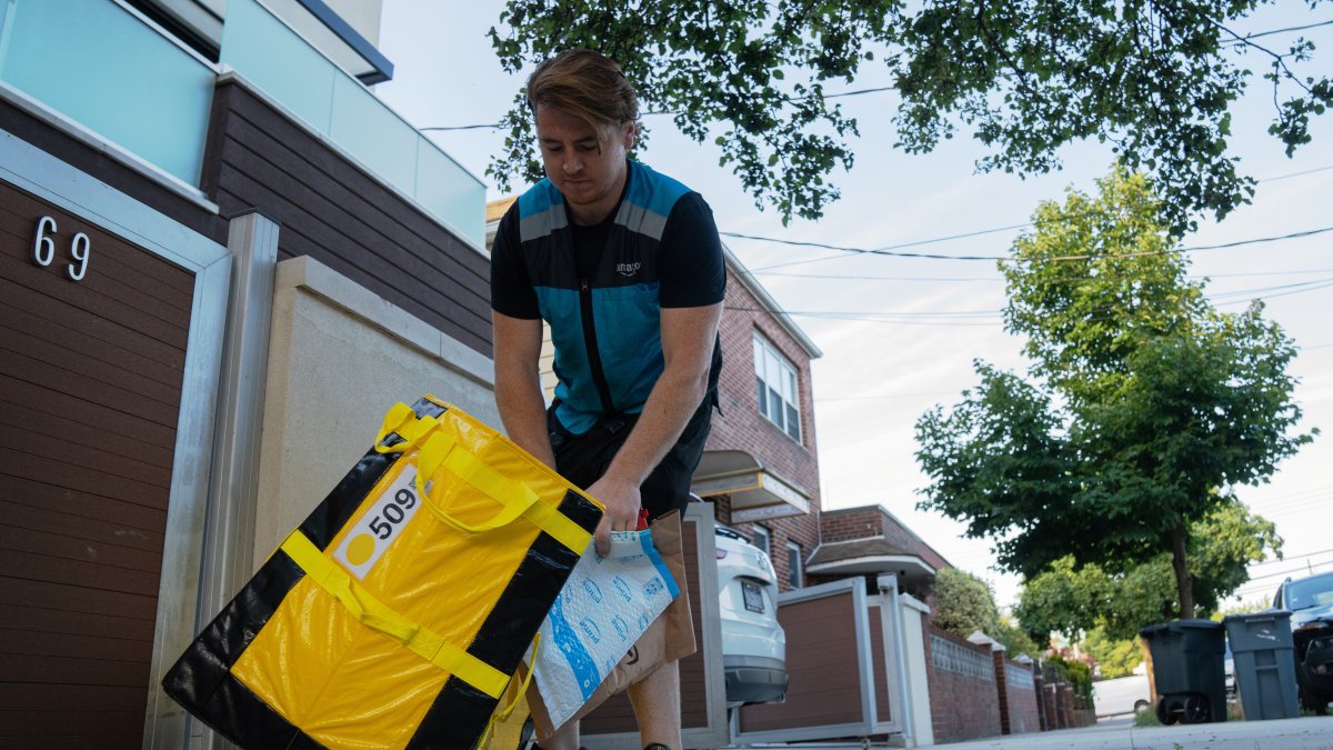 Nueva York. Un repartidor que entrega encomiendas en se traslada por el sector de Astoria, en Queens.