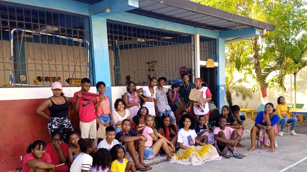 Esmeraldas. Parte de los integrantes de la agrupación, junto a infantes y adolescentes que se instruyen.