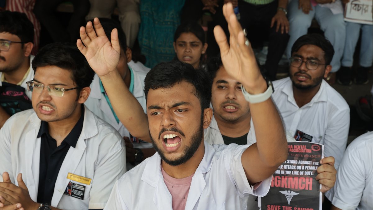 Estudiantes de medicina y médicos asisten a una protesta en el RG Kar Medical College en Kolkata, India, 17 de agosto de 2024.