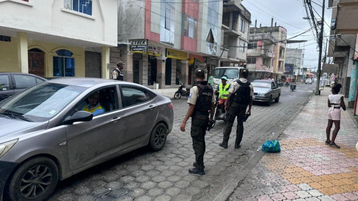 Incidente. La Policía detuvo en flagrancia a dos sujetos en Esmeraldas.