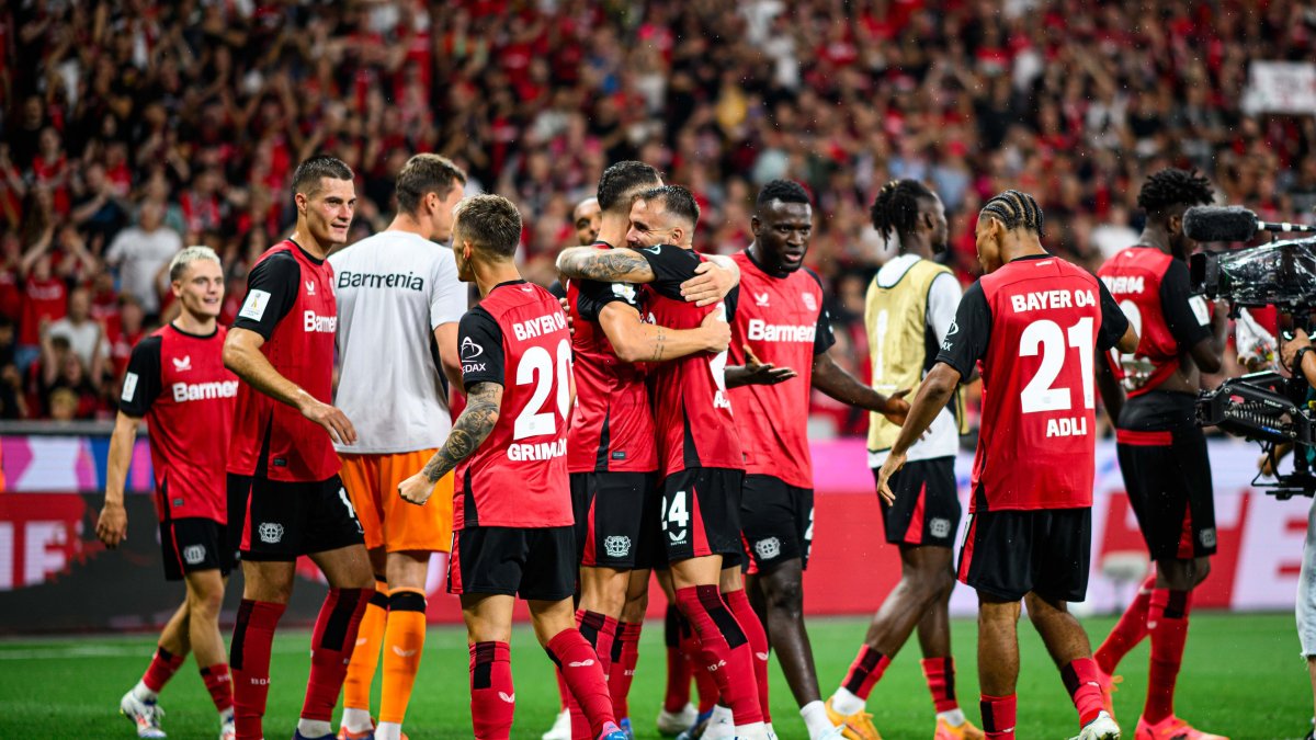 Los jugadores de Bayer Leverkusen celebran el título de la Supercopa de Alemania.