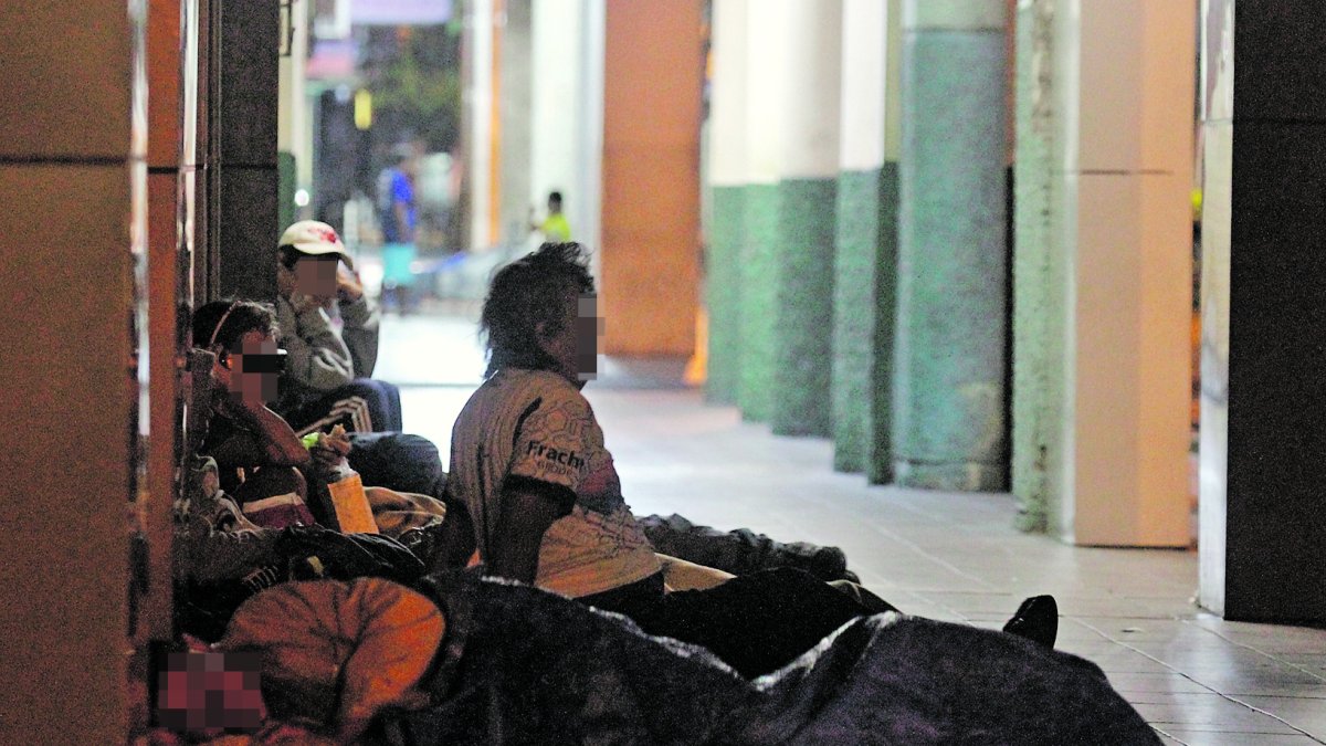 Sábanas regaladas suelen ser las cobijas. Un pedazo de cartón sirve como colchón para decenas de ciudadanos que usan el centro como un hotel improvisado.