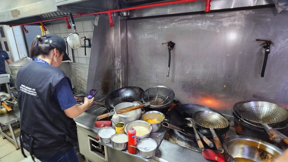 Operativo. Un agente de Arcsa realiza un control en un restaurante, para ver si cumple con las normas de higiene.
