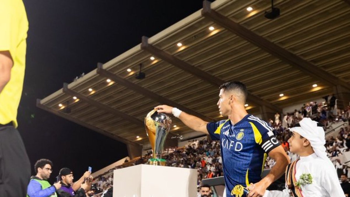 Cristiano tocó el trofeo. No gana ningún título oficial desde el 2021.