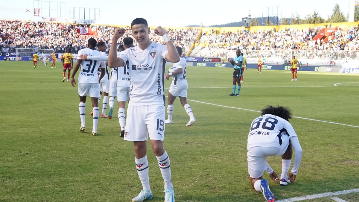 Álex Arce celebra el gol de la victoria para Liga de Quito frente a Aucas