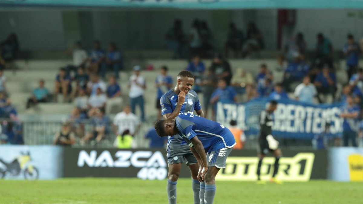 Jugadores de Emelec luego de caer en su primer partido en el Capwell, ante Deportivo Cuenca