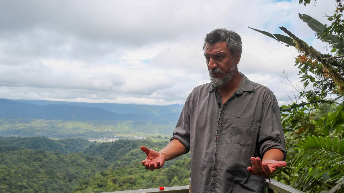 El coordinador de la Mancomunidad del Chocó Andino, Inty Arcos, habla en una entrevista en la localidad de Mindo (Ecuador).