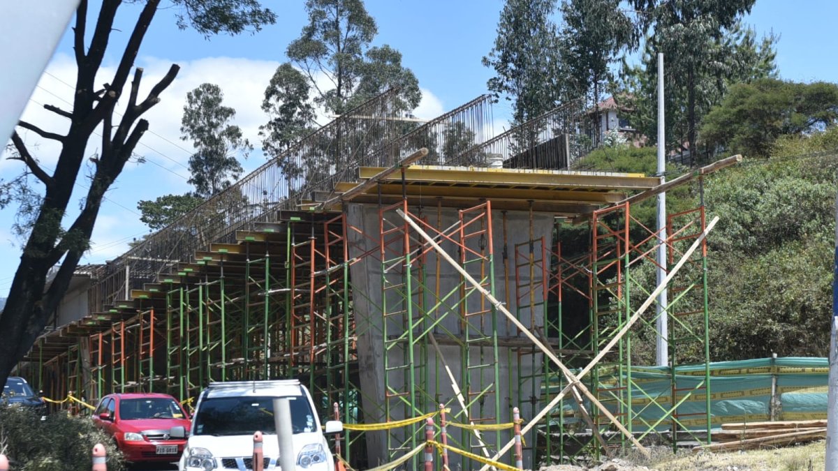 La construcción del paso elevado en el Puente 8, Autopista General Rumiñahui, presenta actualmente un avance del 58% y se estima que esté finalizada en diciembre de 2024