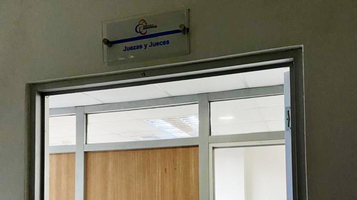 Ecuador. La Fiscalía señaló que jueces en el cantón Valencia entregaron de forma irregular medidas cautelares a favor de 3 procesados de la mafia albanesa.