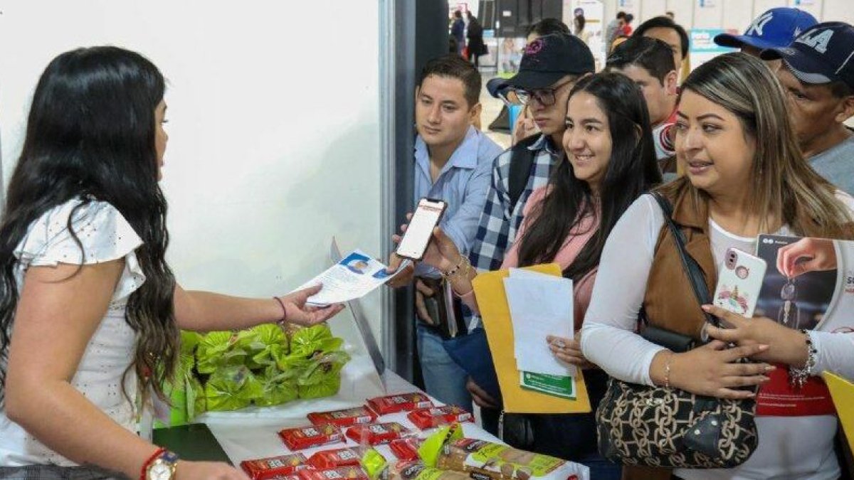 Feria. Cientos de personas dejaron su hoja de vida impresos y digitales. También se ofertaron pasantías para los estudiantes.