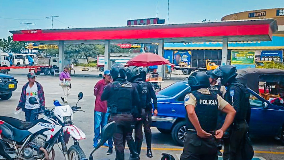Unidades del Grupo de Apoyo a la Seguridad de #SeguraEP y
@PoliciaDMGZona8
lograron la captura de tres sospechosos cuando intentaron robar una gasolinera del sector El Fortín.