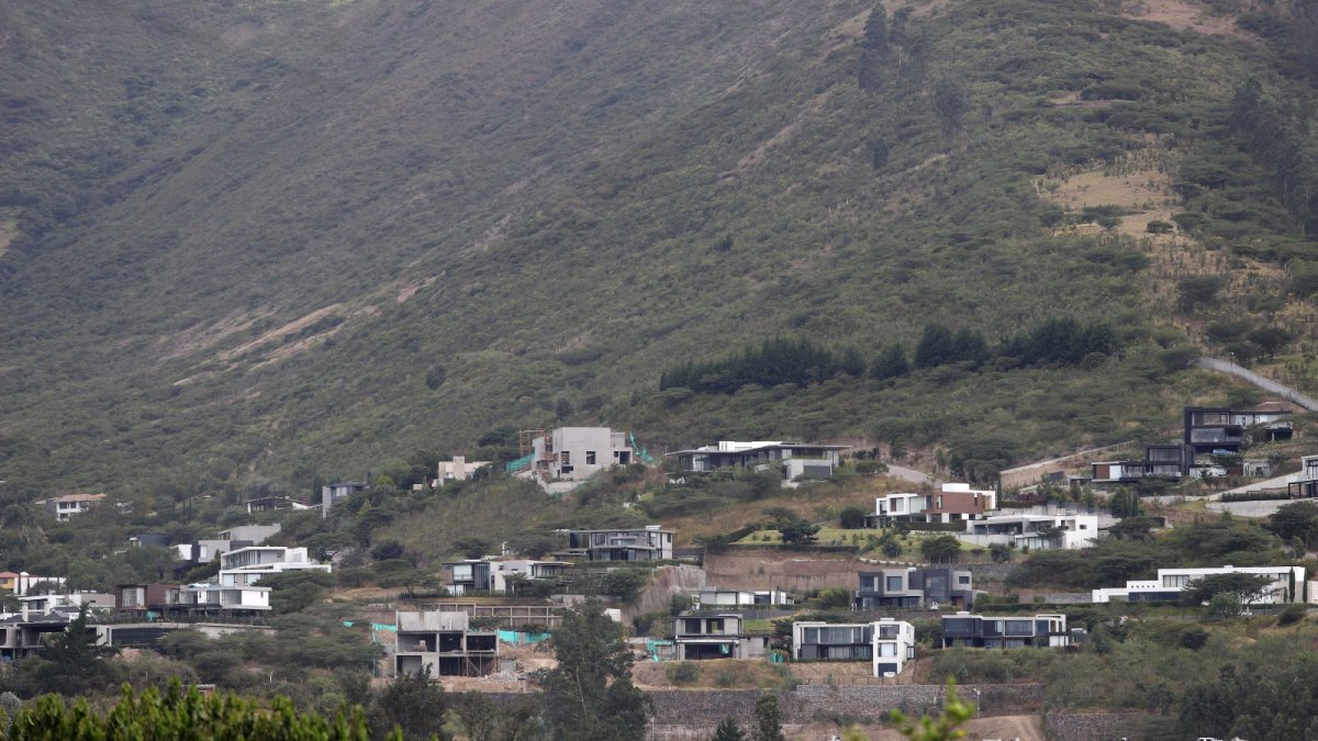 Construcciones. En el Ilaló existen decenas de edificaciones que se han levantado muy cerca del cerro e incluso en partes de la zona protegida. Con la Ruta Viva la presión inmobiliaria creció