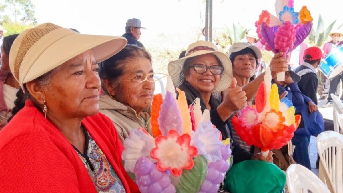 Moradores de Itulcachi y Santa Ana celebran las nuevas obras realizadas