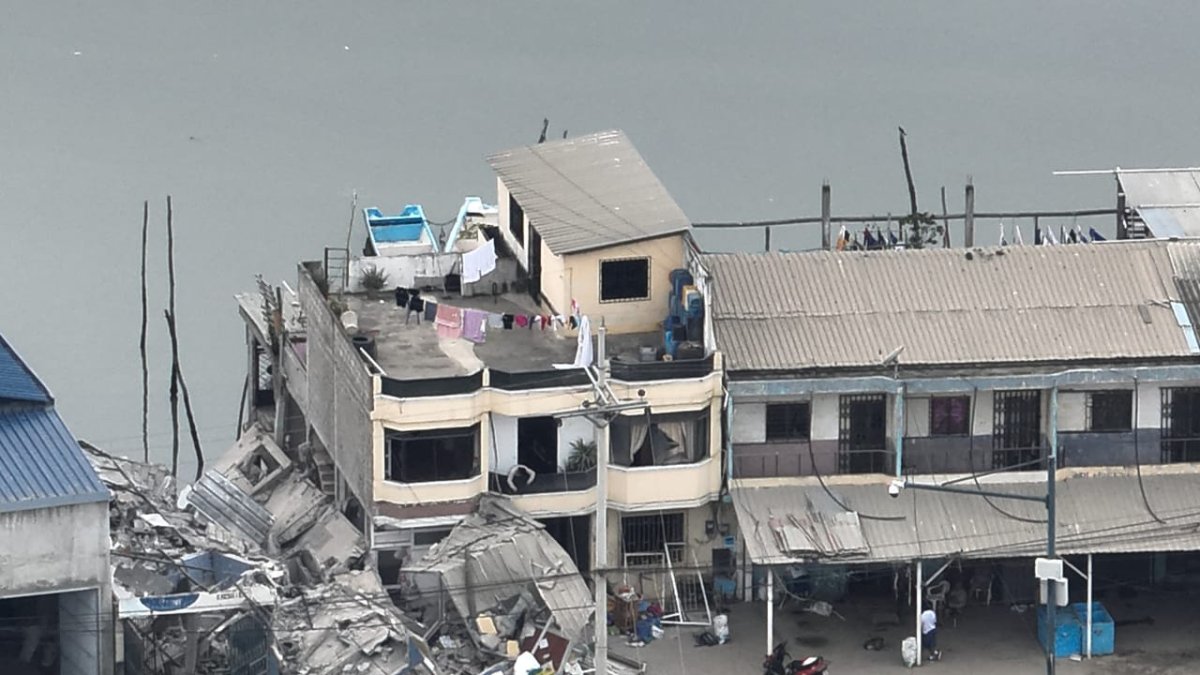 Daños. Así fue como quedó uno de los muelles de Puerto Bolívar tras un ataque terrorista con explosivos.