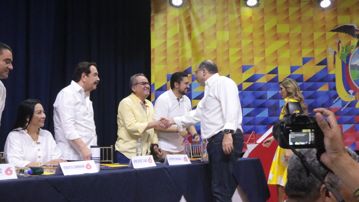 Socialcristianos. Alfredo Serrano, presidente del partido, con Jaime Nebot, en la convención, del jueves.