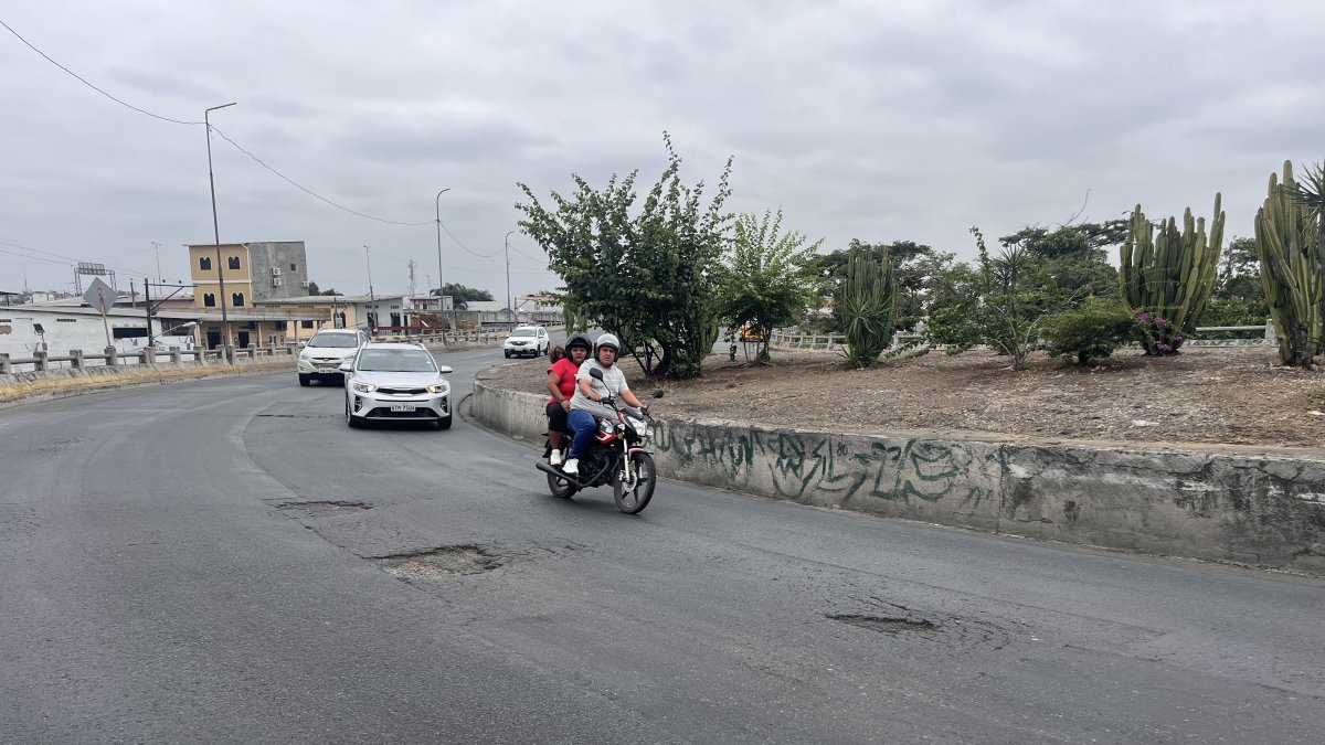 Daños. En la calzada del viaducto Flavio Alfaro hay baches. Los conductores tratan de no caer en ellos.