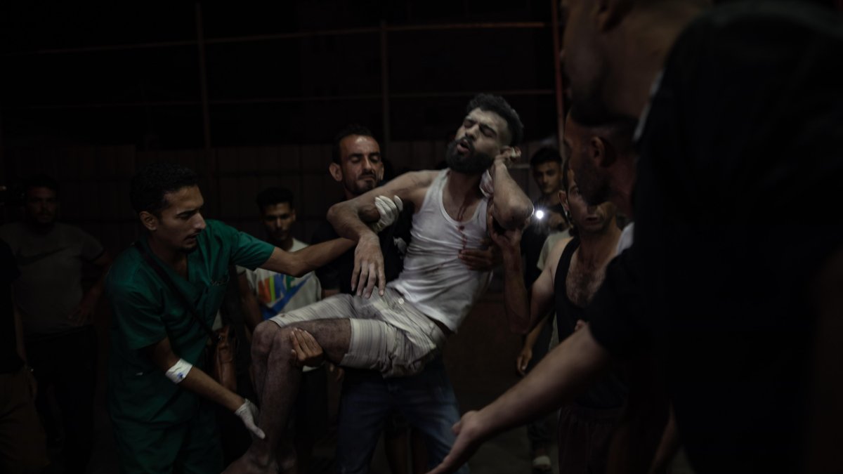 Palestinos heridos en un ataque israelí al este de Khan Younis llegan al hospital Nasser, al sur de la franja de Gaza. EFE/HAITHAM IMAD