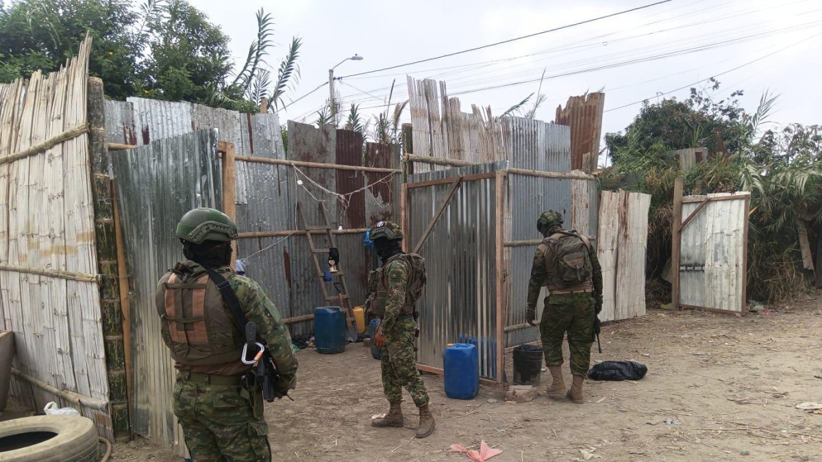 Fuerzas Armadas allanó un domicilio donde se almacenaba el combustible.