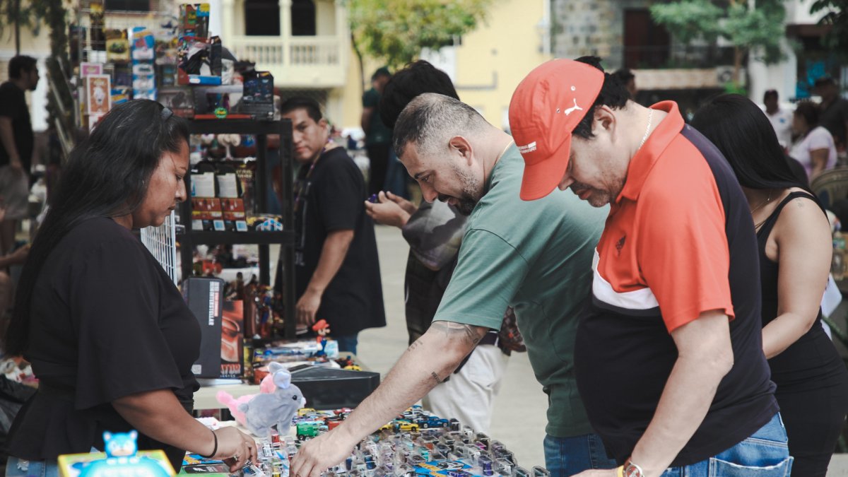 Ciudadanos acudieron a la feria de coleccionistas en la calle Panamá, el último fin de semana.