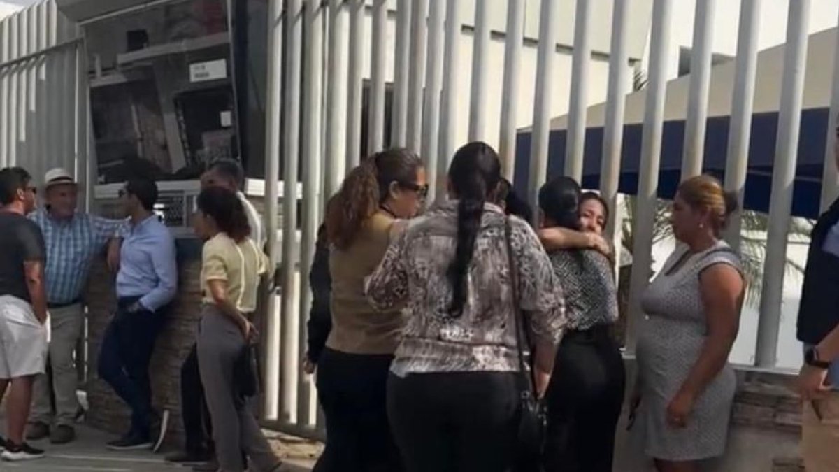 Familiares y amigos llegaron al centro forense de la ciudad para obtener información.