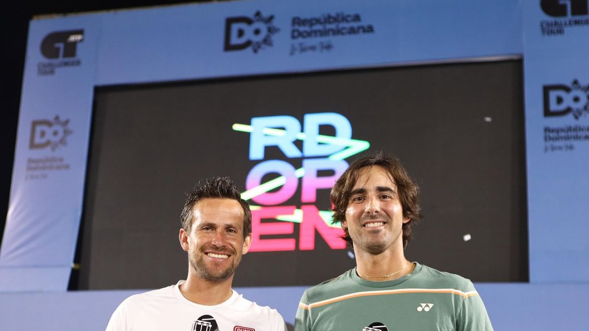 Diego Hidalgo junto al mexicano Miguel Reyes, campeones en dobles del Open de Santo Domingo.