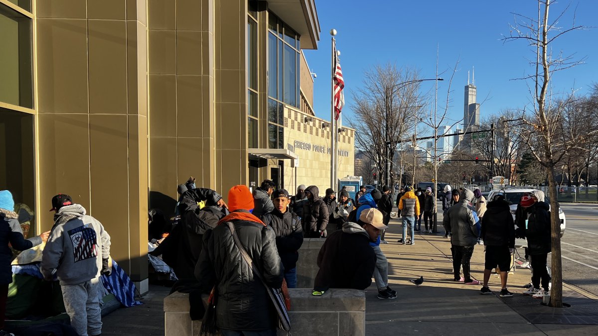 Un grupo de inmigrantes espera en fila para recibir comida de un albergue, el 12 de diciembre de 2023, en la ciudad de Chicago, Illinois (EE.UU.).
