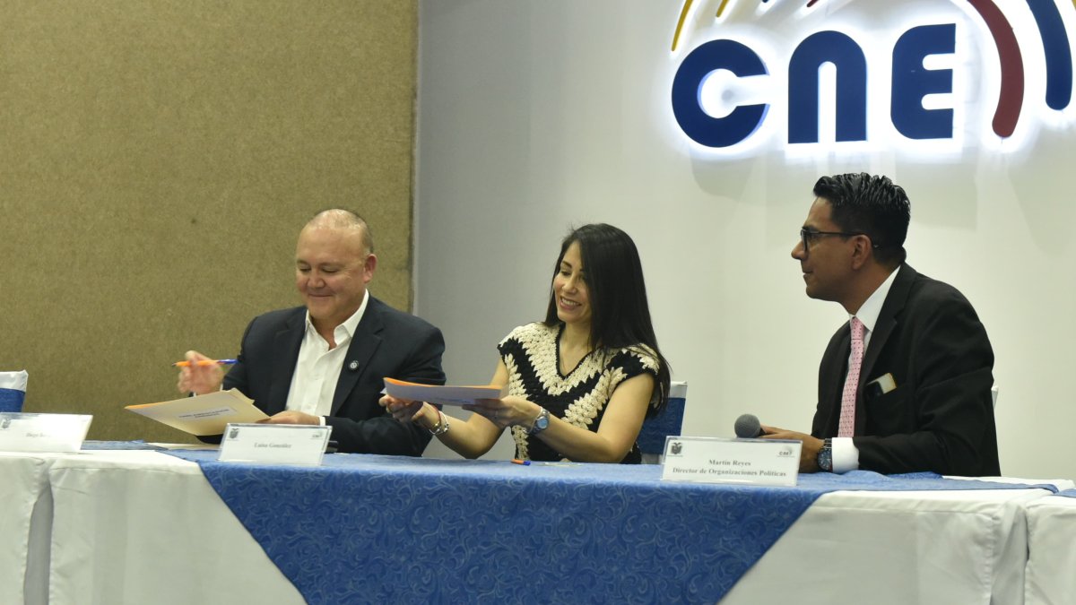 El binomio correista llegó al CNE.